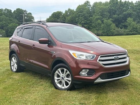 Used 2018 Ford Escape SE w/ SE Sync 3 Package FWD image 2