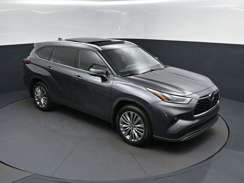 Used 2023 Toyota Highlander Platinum FWD image 37