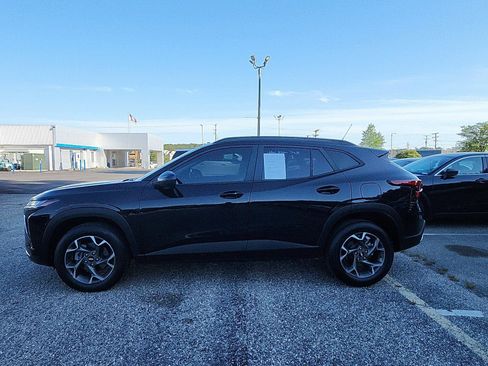 Used 2024 Chevrolet Trax LT w/ Driver Confidence Package FWD image 2