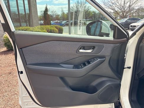 Used 2023 Nissan Rogue SV image 22