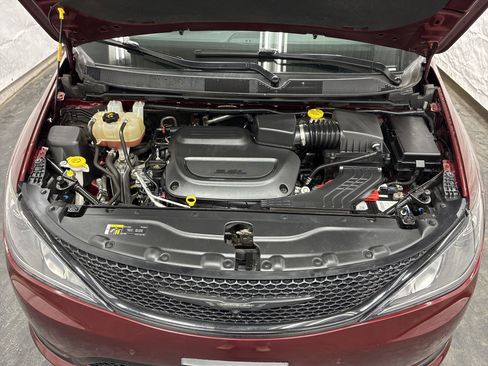 Used 2020 Chrysler Pacifica Touring-L Plus w/ Advanced Safetytec Group FWD image 5