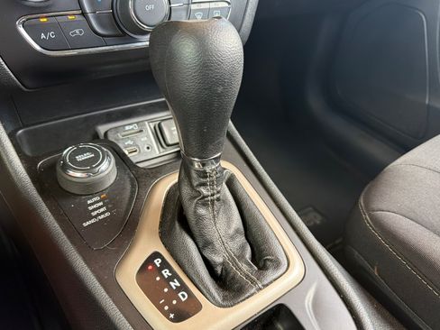 Used 2015 Jeep Cherokee Latitude AWD/4WD image 23