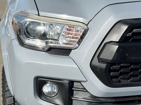 Used 2019 Toyota Tacoma TRD Sport w/ Technology Package image 8