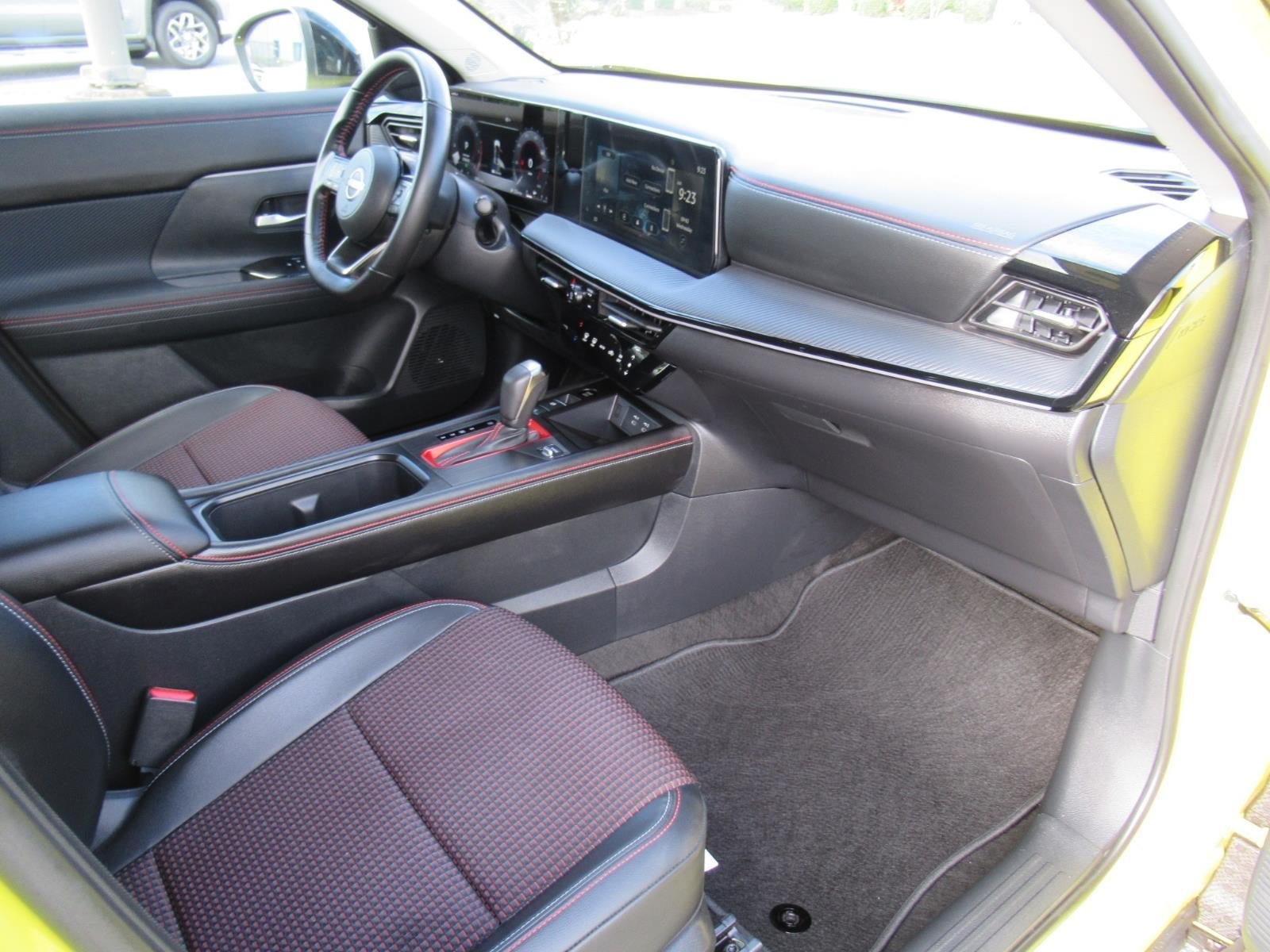 Used 2025 Nissan Kicks SR FWD image 11
