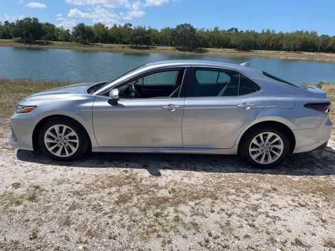 Used 2022 Toyota Camry LE FWD image 4