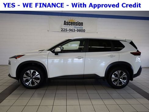 Used 2023 Nissan Rogue SV image 3