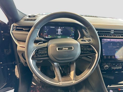 Used 2023 Jeep Grand Cherokee Overland w/ Luxury Tech Group IV AWD/4WD image 10