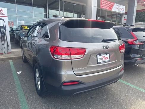 Used 2017 Kia Sorento LX w/ LX Convenience Package image 4