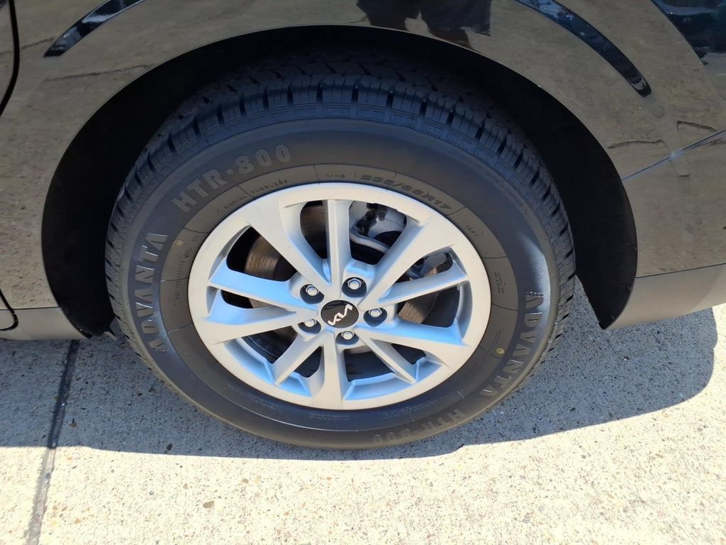 Used 2023 Kia Carnival LX FWD image 26