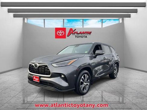 Used 2023 Toyota Highlander XLE AWD/4WD image 2