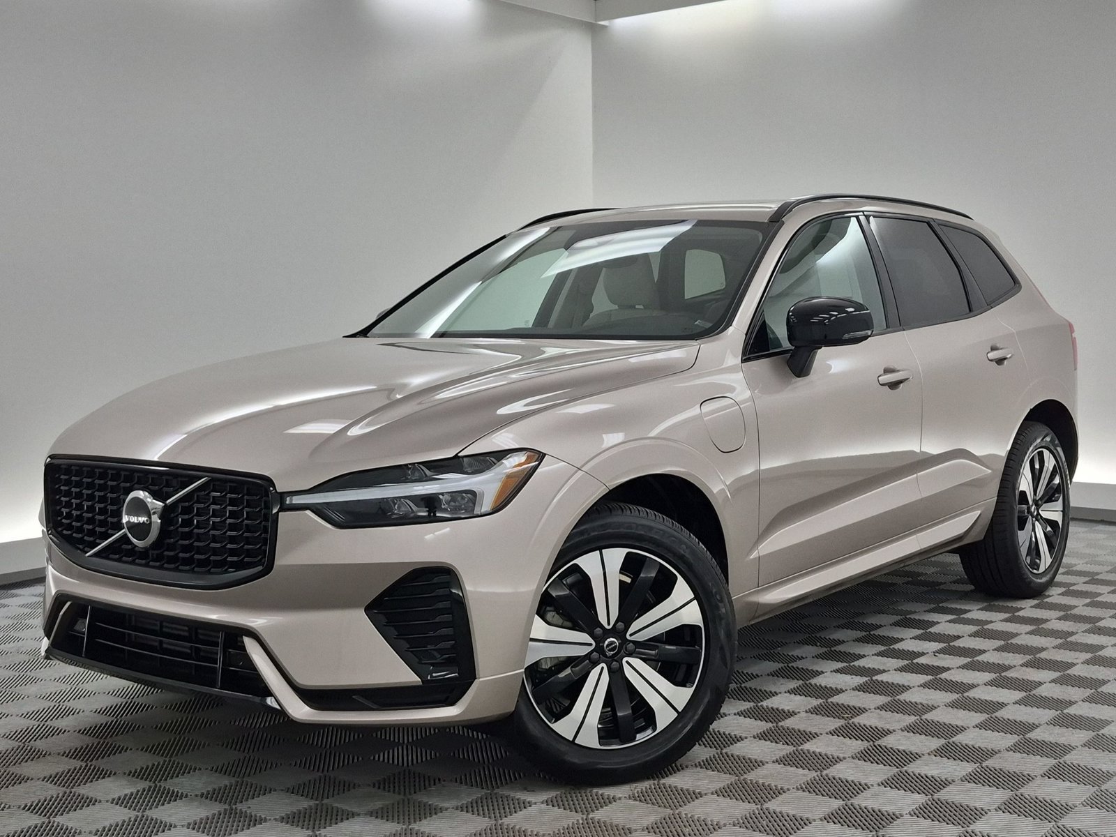 Used 2025 Volvo XC60 T8 Core w/ Protection Package Premier AWD/4WD image 1