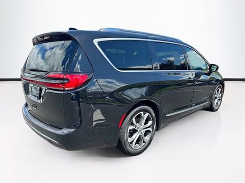 Used 2024 Chrysler Pacifica Pinnacle FWD image 10
