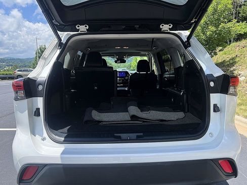 Used 2023 Toyota Highlander XLE AWD/4WD image 23