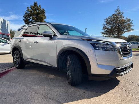 Used 2025 Nissan Pathfinder SV image 5