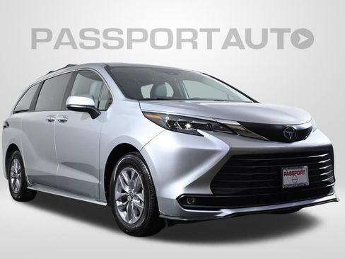 Used 2025 Toyota Sienna XLE AWD/4WD image 4