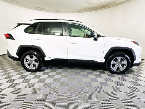 Used 2022 Toyota RAV4 LE AWD/4WD image 2