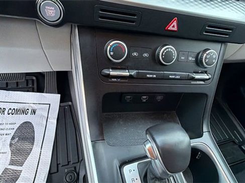 Used 2023 Kia Carnival LX image 12