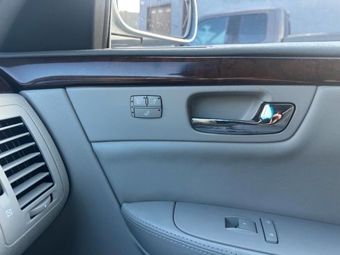 Used 2010 Cadillac DTS Luxury image 16