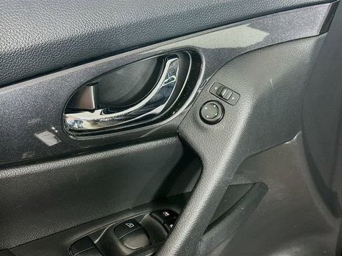 Used 2018 Nissan Rogue S image 18