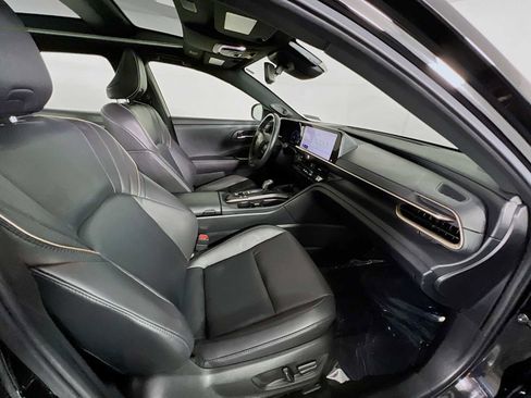 Used 2023 Toyota Crown Limited image 29