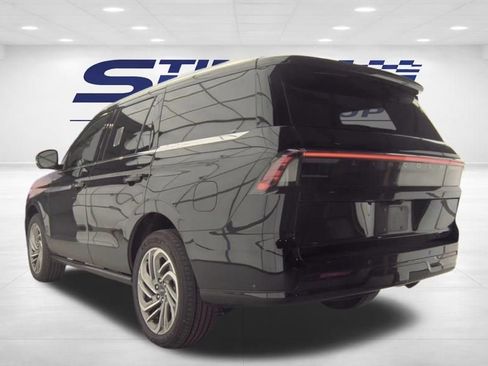 Used 2025 Lincoln Navigator Reserve AWD/4WD image 8