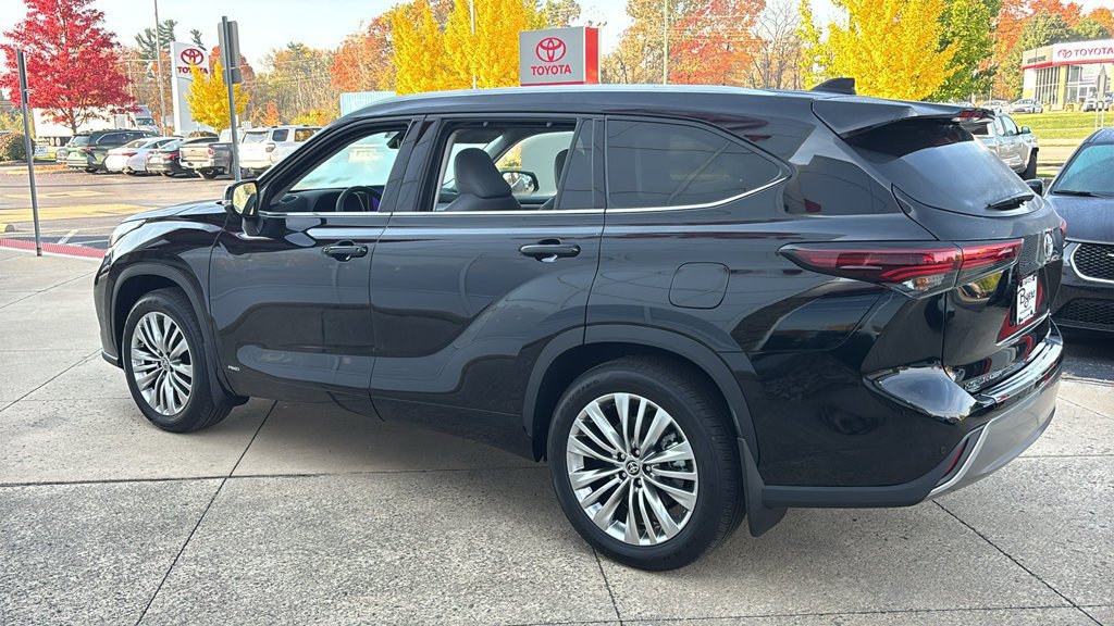 New 2026 Toyota Highlander Platinum AWD/4WD image 3