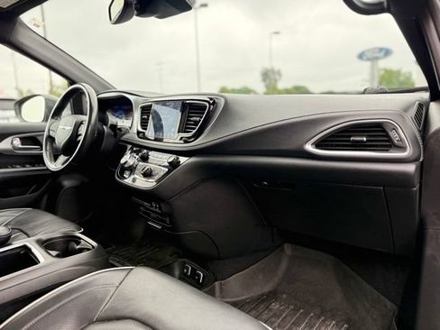 Used 2020 Chrysler Pacifica Limited FWD image 15