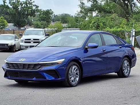 Used 2025 Hyundai Elantra Hybrid FWD image 3