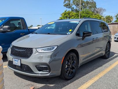 Used 2025 Chrysler Pacifica Limited