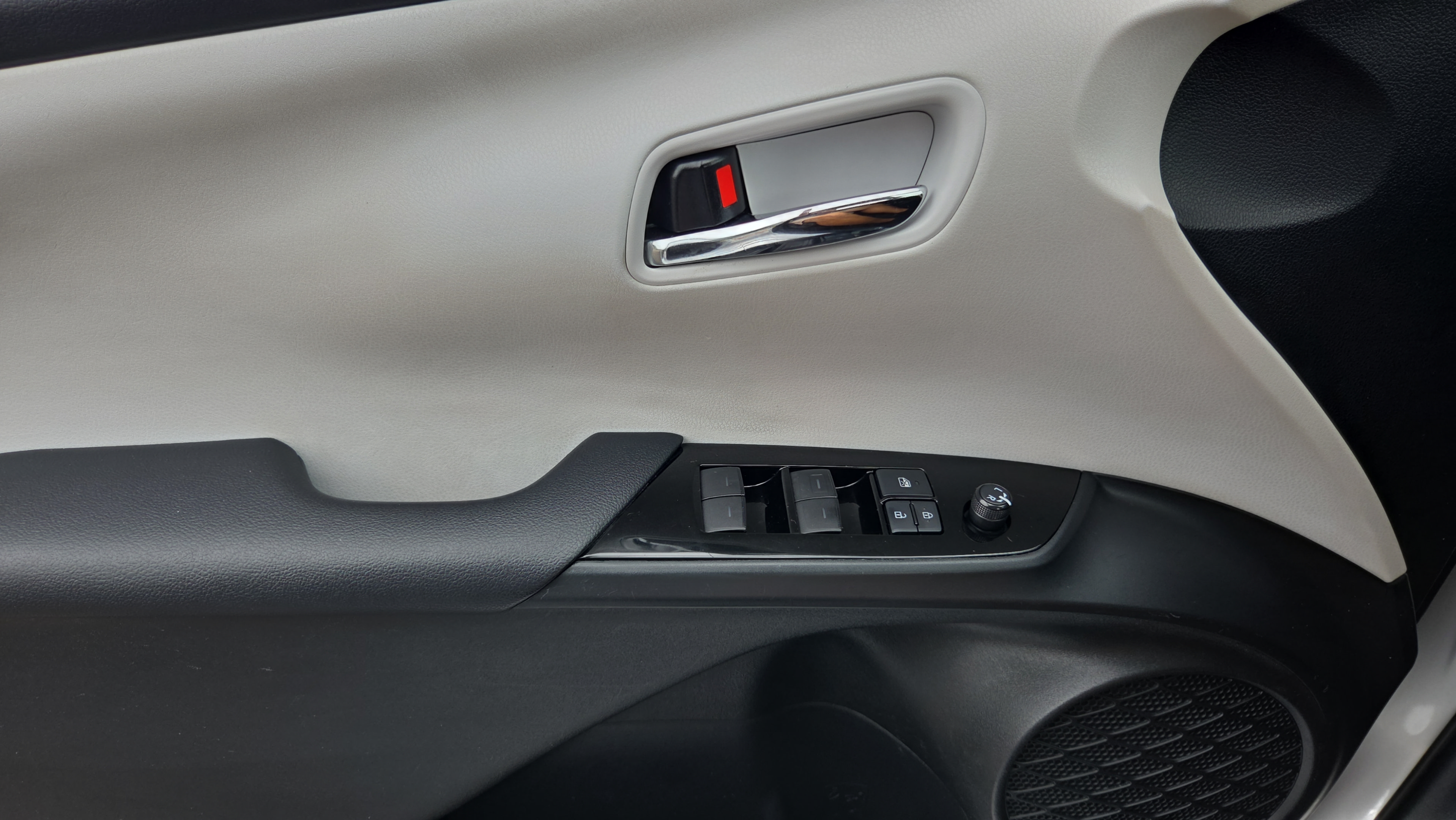 Used 2020 Toyota Prius Limited FWD image 19