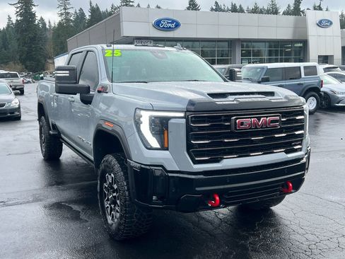 Used 2025 GMC Sierra 2500 AT4X image 3