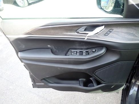 New 2025 Jeep Grand Cherokee Limited w/ Black Appearance Package image 15