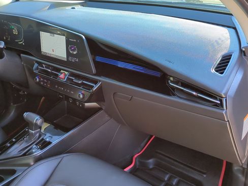 Used 2024 Kia Niro EX Touring image 31
