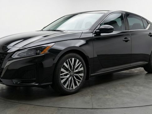 Used 2025 Nissan Altima 2.5 SV image 3