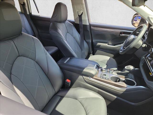 Used 2025 Toyota Highlander Platinum AWD/4WD image 12