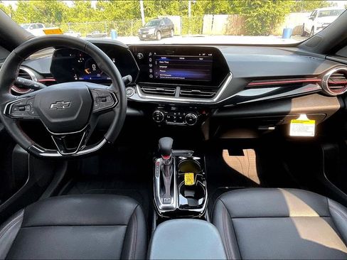 Used 2025 Chevrolet Trax RS FWD image 5