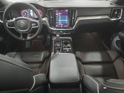 Used 2022 Volvo S60 T8 R-Design image 10