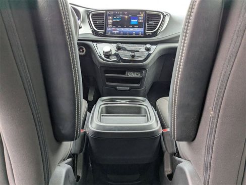 Used 2023 Chrysler Pacifica Touring image 32