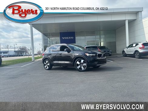 Used 2020 Volvo XC40 T5 Momentum image 1