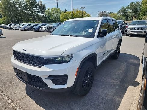 Used 2025 Jeep Grand Cherokee Altitude AWD/4WD image 2