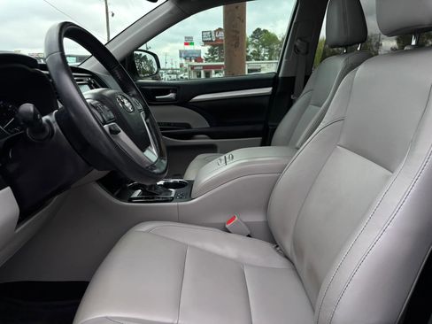 Used 2018 Toyota Highlander XLE image 18