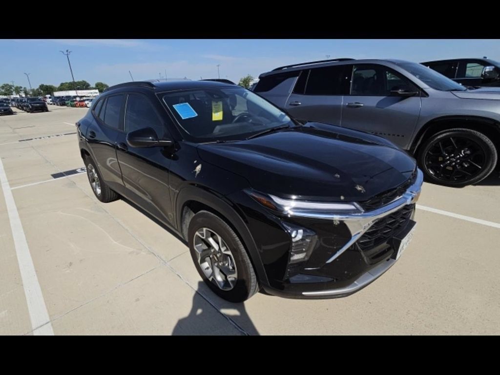 Used 2025 Chevrolet Trax LT w/ Driver Confidence Package FWD image 2