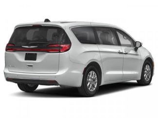 Used 2024 Chrysler Pacifica Touring-L FWD video 2