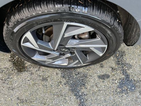 Used 2025 Hyundai Elantra SEL image 31