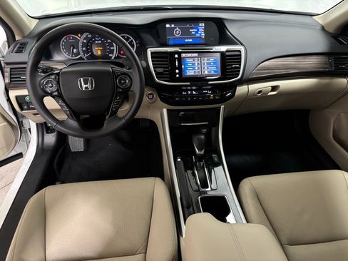 Used 2017 Honda Accord Touring image 19