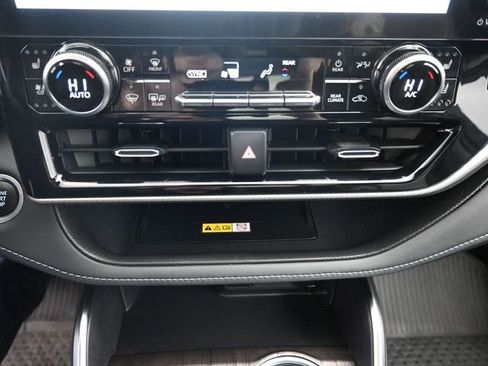 Used 2024 Toyota Highlander Platinum image 19