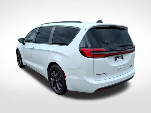 Used 2025 Chrysler Pacifica Limited FWD image 3