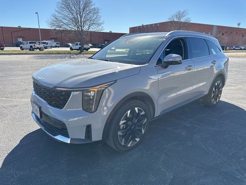Certified 2024 Kia Sorento EX w/ Panoramic Sunroof Package image 3