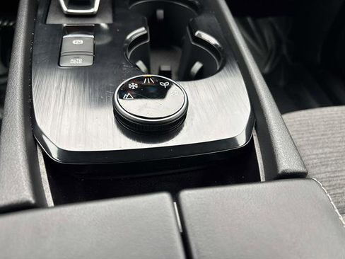 Used 2022 Nissan Rogue SV image 9