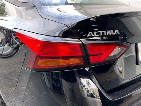 Used 2025 Nissan Altima 2.5 SV FWD image 17